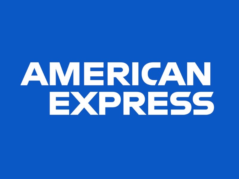 Desde 1975 que o logo do American Express pode ser encontrado dentro de um quadrado azul que se tornou icônico. Mas, depois de todos esses anos, a equipe de designers do escritório de Nova Iorque da Pentagram trabalhou para fazer um redesign que transformasse tudo em algo ainda mais relevante para essa marca de cartões de crédito. Foi assim que surgiu o redesign do American Express.