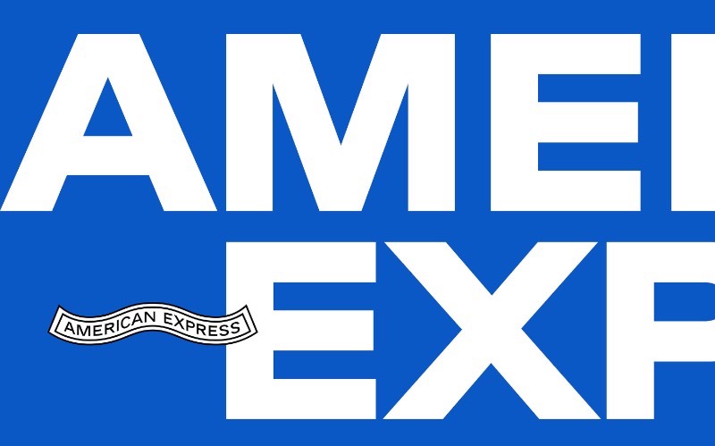Desde 1975 que o logo do American Express pode ser encontrado dentro de um quadrado azul que se tornou icônico. Mas, depois de todos esses anos, a equipe de designers do escritório de Nova Iorque da Pentagram trabalhou para fazer um redesign que transformasse tudo em algo ainda mais relevante para essa marca de cartões de crédito. Foi assim que surgiu o redesign do American Express.