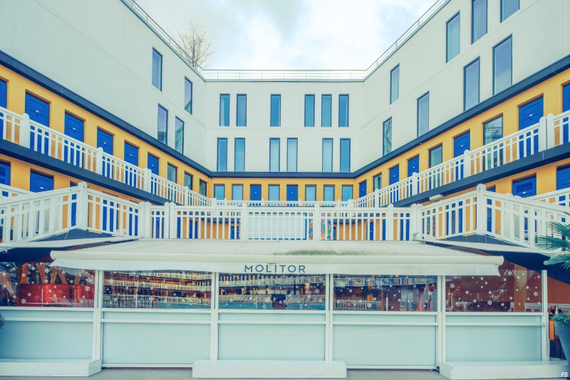 Piscine Molitor abriu ao mundo em 1929 e, durante sessenta anos foi um dos locais mais populares de Paris. Tudo isso por culpa de suas duas piscinas e da atmosfera que o lugar tinha. Isso durou até 1989 quando o local foi fechado e categorizado como um edifício histórico. Foi ai que ele acabou se tornando um centro alternativo da capital francesa sendo que nada fica abandonado em Paris por muito tempo.