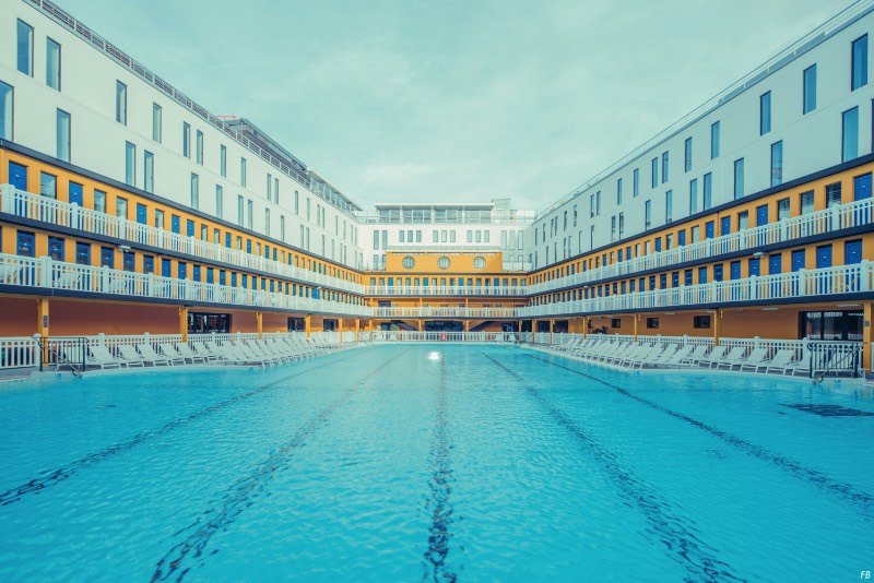 Piscine Molitor abriu ao mundo em 1929 e, durante sessenta anos foi um dos locais mais populares de Paris. Tudo isso por culpa de suas duas piscinas e da atmosfera que o lugar tinha. Isso durou até 1989 quando o local foi fechado e categorizado como um edifício histórico. Foi ai que ele acabou se tornando um centro alternativo da capital francesa sendo que nada fica abandonado em Paris por muito tempo.