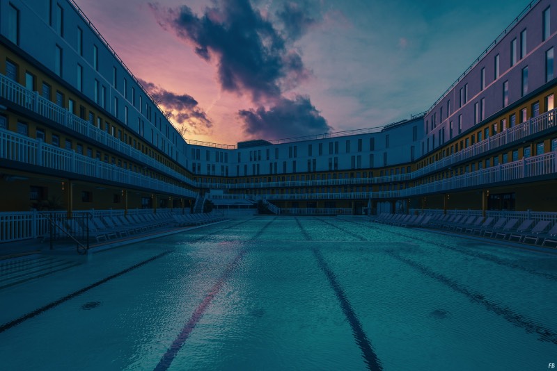 Piscine Molitor abriu ao mundo em 1929 e, durante sessenta anos foi um dos locais mais populares de Paris. Tudo isso por culpa de suas duas piscinas e da atmosfera que o lugar tinha. Isso durou até 1989 quando o local foi fechado e categorizado como um edifício histórico. Foi ai que ele acabou se tornando um centro alternativo da capital francesa sendo que nada fica abandonado em Paris por muito tempo.