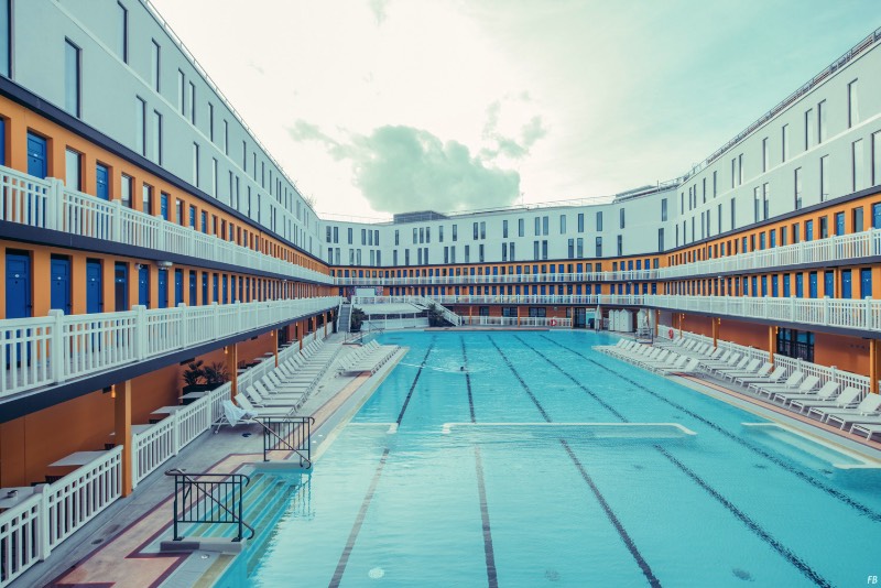 Piscine Molitor abriu ao mundo em 1929 e, durante sessenta anos foi um dos locais mais populares de Paris. Tudo isso por culpa de suas duas piscinas e da atmosfera que o lugar tinha. Isso durou até 1989 quando o local foi fechado e categorizado como um edifício histórico. Foi ai que ele acabou se tornando um centro alternativo da capital francesa sendo que nada fica abandonado em Paris por muito tempo.