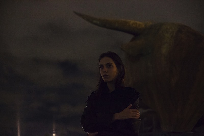 O portfólio de fotografia de Masha Demionova tem um grande foco nas mulheres. Com seus retratos capturando muito da força, sensibilidade e quase um senso de liberdade. Afinal, para ela, é impossível capturar essas mulheres de qualquer outra maneira. 
