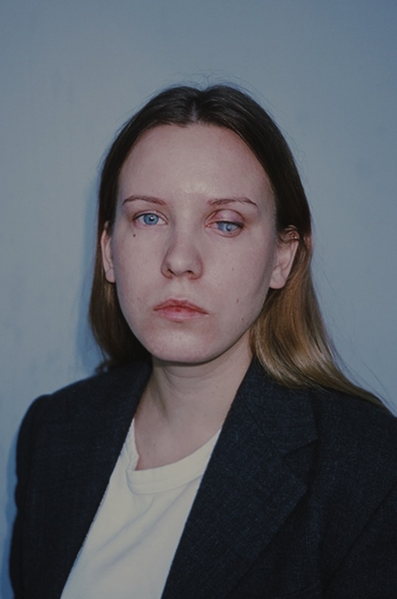O portfólio de fotografia de Masha Demionova tem um grande foco nas mulheres. Com seus retratos capturando muito da força, sensibilidade e quase um senso de liberdade. Afinal, para ela, é impossível capturar essas mulheres de qualquer outra maneira. 