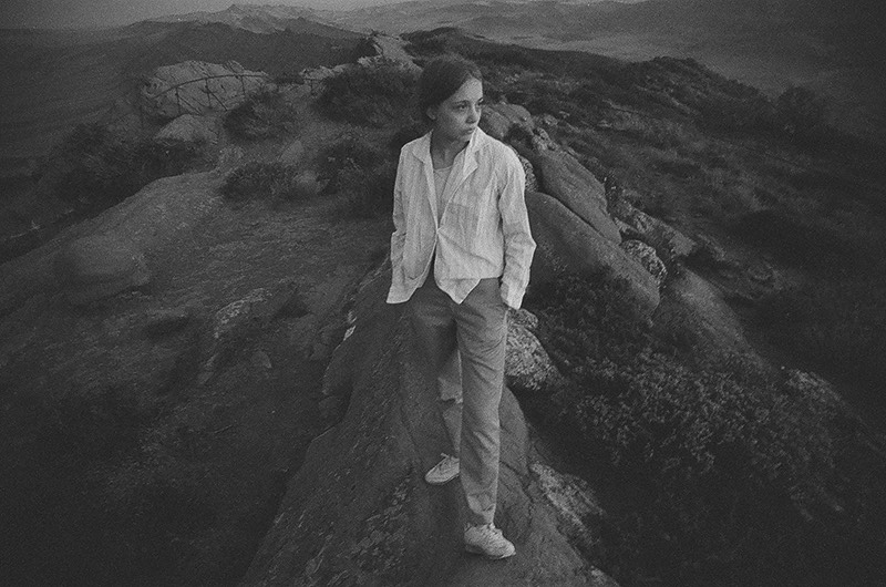 O portfólio de fotografia de Masha Demionova tem um grande foco nas mulheres. Com seus retratos capturando muito da força, sensibilidade e quase um senso de liberdade. Afinal, para ela, é impossível capturar essas mulheres de qualquer outra maneira. 