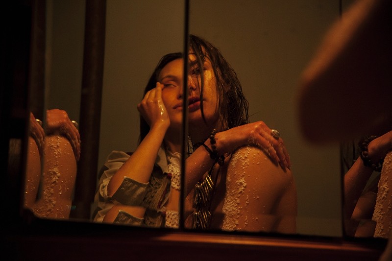 O portfólio de fotografia de Masha Demionova tem um grande foco nas mulheres. Com seus retratos capturando muito da força, sensibilidade e quase um senso de liberdade. Afinal, para ela, é impossível capturar essas mulheres de qualquer outra maneira. 