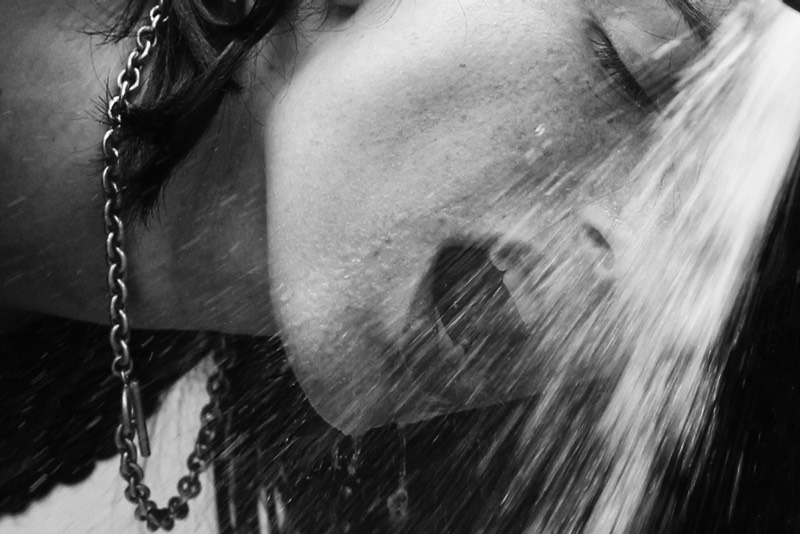 O portfólio de fotografia de Masha Demionova tem um grande foco nas mulheres. Com seus retratos capturando muito da força, sensibilidade e quase um senso de liberdade. Afinal, para ela, é impossível capturar essas mulheres de qualquer outra maneira. 