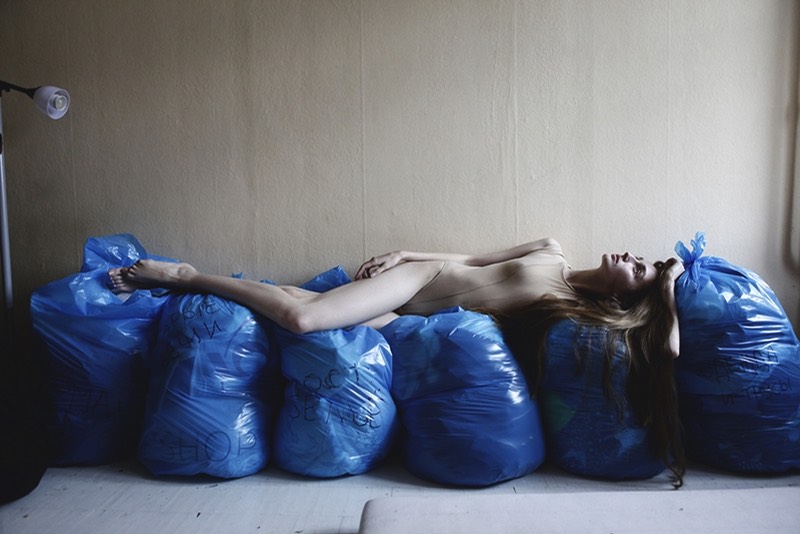 O portfólio de fotografia de Masha Demionova tem um grande foco nas mulheres. Com seus retratos capturando muito da força, sensibilidade e quase um senso de liberdade. Afinal, para ela, é impossível capturar essas mulheres de qualquer outra maneira. 