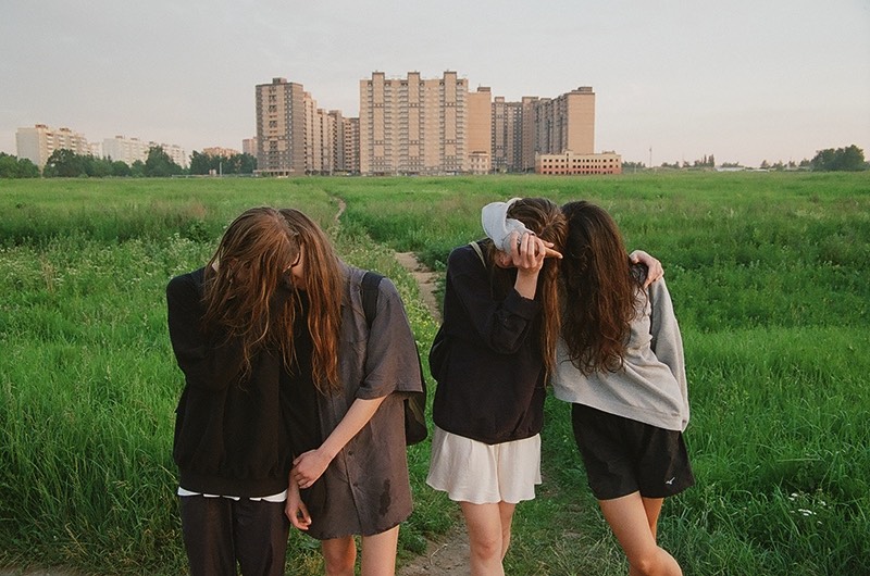 O portfólio de fotografia de Masha Demionova tem um grande foco nas mulheres. Com seus retratos capturando muito da força, sensibilidade e quase um senso de liberdade. Afinal, para ela, é impossível capturar essas mulheres de qualquer outra maneira. 
