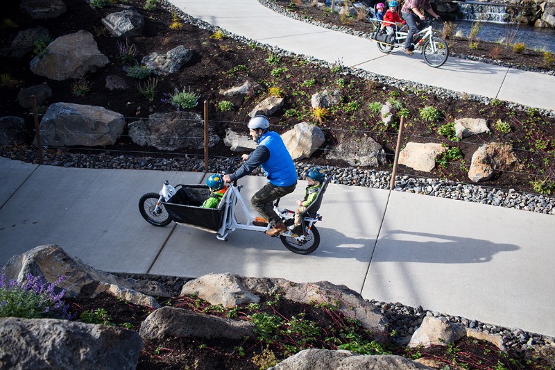 Supermarché é a cargo bike da Yuba que parece ser a bicicleta dos sonhos de todo mundo que precisa carregar peso, compras e até crianças! Essa bicicleta é feita de um alumínio super leve que faz com que ela seja mais do que resistente. Além disso, ela vem com cabos de freio redundantes para deixar seu passeio ainda mais seguro.