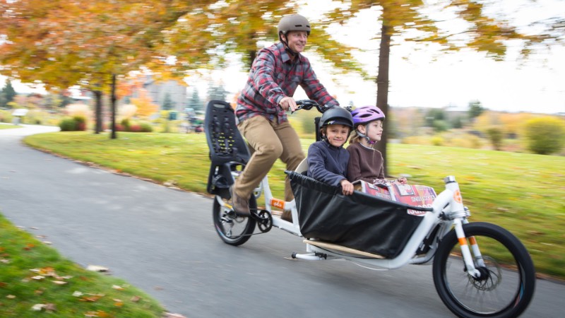 Supermarché é a cargo bike da Yuba que parece ser a bicicleta dos sonhos de todo mundo que precisa carregar peso, compras e até crianças! Essa bicicleta é feita de um alumínio super leve que faz com que ela seja mais do que resistente. Além disso, ela vem com cabos de freio redundantes para deixar seu passeio ainda mais seguro.