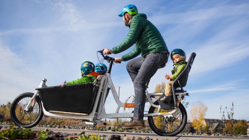 Supermarché é a cargo bike da Yuba que parece ser a bicicleta dos sonhos de todo mundo que precisa carregar peso, compras e até crianças! Essa bicicleta é feita de um alumínio super leve que faz com que ela seja mais do que resistente. Além disso, ela vem com cabos de freio redundantes para deixar seu passeio ainda mais seguro.
