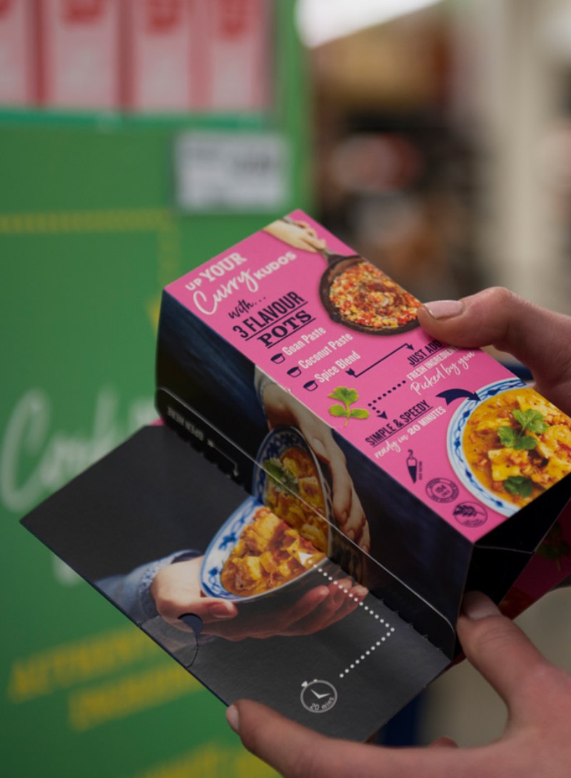 Simply Cook é um serviço de assinatura de comidas que vem com um livro de receitas com um visual cheio de cores e com um uma estética bem interessante. Criação do estúdio B&B em colaboração com Path. 