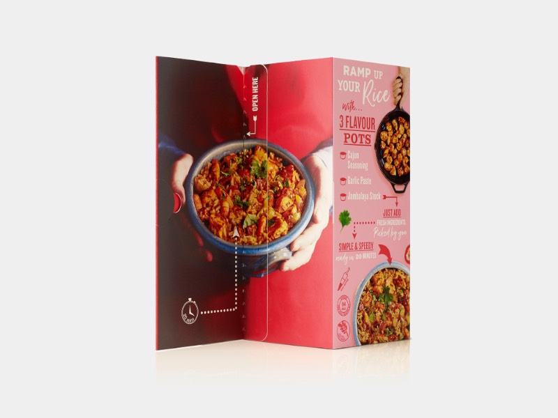 Simply Cook é um serviço de assinatura de comidas que vem com um livro de receitas com um visual cheio de cores e com um uma estética bem interessante. Criação do estúdio B&B em colaboração com Path. 