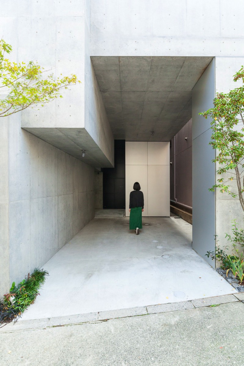 O arquiteto japonês Akihisa Hirata completou um projeto de uma residência de vários andares no distrito de Otsuka em Tóquio. Esse projeto é mais um dos seus trabalhos que misturam arquitetura com inúmeras referências a natureza. Tree-Ness House foi o nome que esse projeto acabou recebendo e você pode entender o motivo desse nome nas imagens que selecionei abaixo.