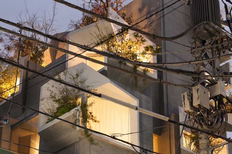 O arquiteto japonês Akihisa Hirata completou um projeto de uma residência de vários andares no distrito de Otsuka em Tóquio. Esse projeto é mais um dos seus trabalhos que misturam arquitetura com inúmeras referências a natureza. Tree-Ness House foi o nome que esse projeto acabou recebendo e você pode entender o motivo desse nome nas imagens que selecionei abaixo.