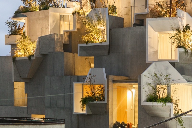 O arquiteto japonês Akihisa Hirata completou um projeto de uma residência de vários andares no distrito de Otsuka em Tóquio. Esse projeto é mais um dos seus trabalhos que misturam arquitetura com inúmeras referências a natureza. Tree-Ness House foi o nome que esse projeto acabou recebendo e você pode entender o motivo desse nome nas imagens que selecionei abaixo.