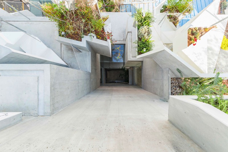 O arquiteto japonês Akihisa Hirata completou um projeto de uma residência de vários andares no distrito de Otsuka em Tóquio. Esse projeto é mais um dos seus trabalhos que misturam arquitetura com inúmeras referências a natureza. Tree-Ness House foi o nome que esse projeto acabou recebendo e você pode entender o motivo desse nome nas imagens que selecionei abaixo.