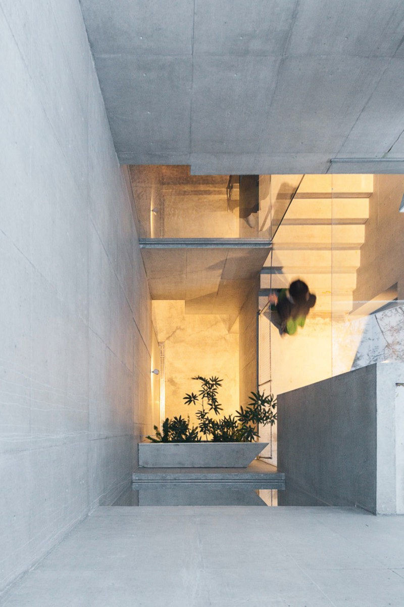 O arquiteto japonês Akihisa Hirata completou um projeto de uma residência de vários andares no distrito de Otsuka em Tóquio. Esse projeto é mais um dos seus trabalhos que misturam arquitetura com inúmeras referências a natureza. Tree-Ness House foi o nome que esse projeto acabou recebendo e você pode entender o motivo desse nome nas imagens que selecionei abaixo.