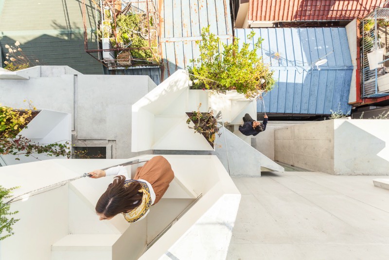 O arquiteto japonês Akihisa Hirata completou um projeto de uma residência de vários andares no distrito de Otsuka em Tóquio. Esse projeto é mais um dos seus trabalhos que misturam arquitetura com inúmeras referências a natureza. Tree-Ness House foi o nome que esse projeto acabou recebendo e você pode entender o motivo desse nome nas imagens que selecionei abaixo.