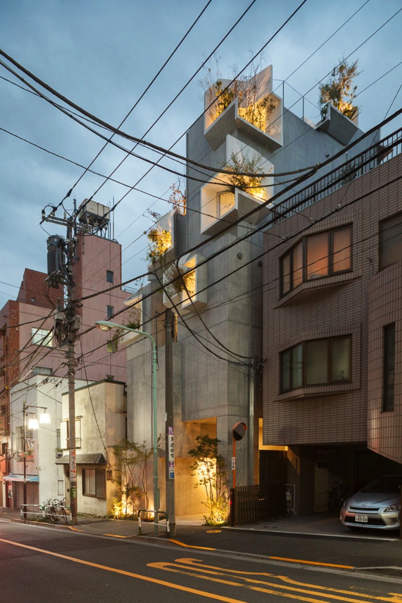 O arquiteto japonês Akihisa Hirata completou um projeto de uma residência de vários andares no distrito de Otsuka em Tóquio. Esse projeto é mais um dos seus trabalhos que misturam arquitetura com inúmeras referências a natureza. Tree-Ness House foi o nome que esse projeto acabou recebendo e você pode entender o motivo desse nome nas imagens que selecionei abaixo.