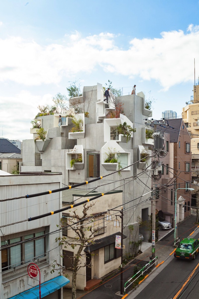 O arquiteto japonês Akihisa Hirata completou um projeto de uma residência de vários andares no distrito de Otsuka em Tóquio. Esse projeto é mais um dos seus trabalhos que misturam arquitetura com inúmeras referências a natureza. Tree-Ness House foi o nome que esse projeto acabou recebendo e você pode entender o motivo desse nome nas imagens que selecionei abaixo.