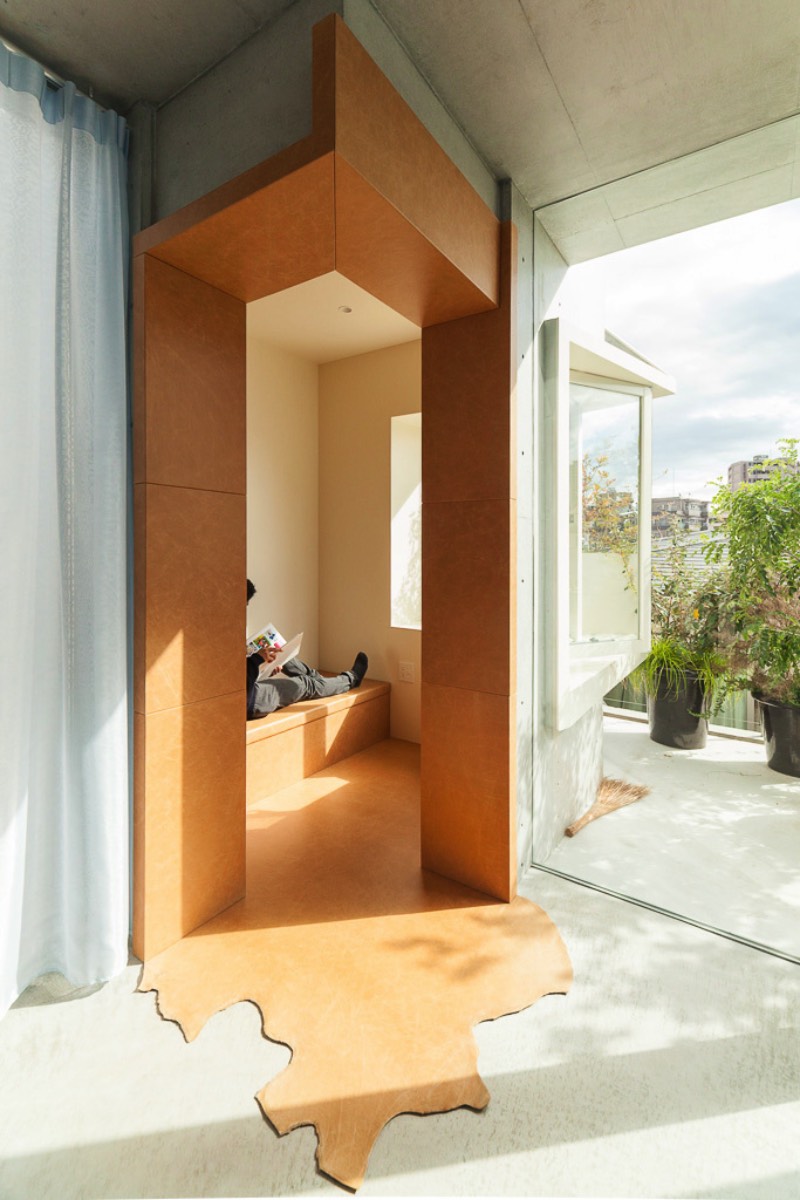 O arquiteto japonês Akihisa Hirata completou um projeto de uma residência de vários andares no distrito de Otsuka em Tóquio. Esse projeto é mais um dos seus trabalhos que misturam arquitetura com inúmeras referências a natureza. Tree-Ness House foi o nome que esse projeto acabou recebendo e você pode entender o motivo desse nome nas imagens que selecionei abaixo.