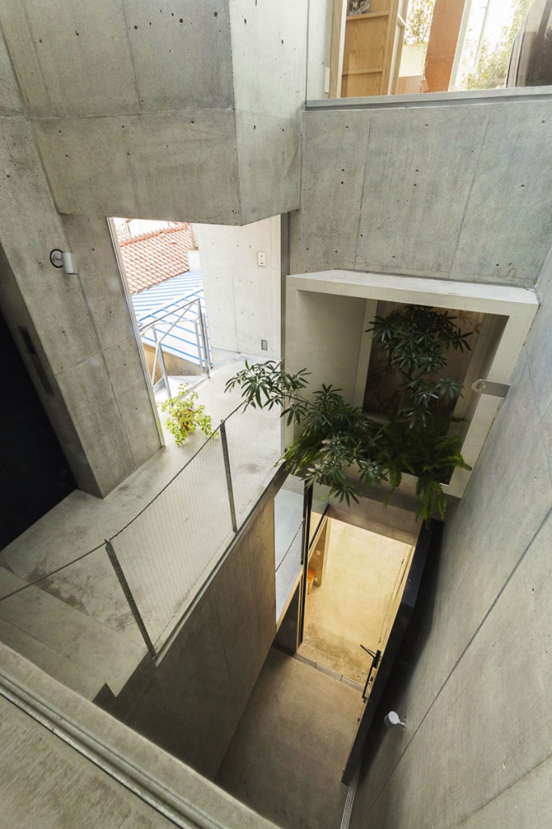O arquiteto japonês Akihisa Hirata completou um projeto de uma residência de vários andares no distrito de Otsuka em Tóquio. Esse projeto é mais um dos seus trabalhos que misturam arquitetura com inúmeras referências a natureza. Tree-Ness House foi o nome que esse projeto acabou recebendo e você pode entender o motivo desse nome nas imagens que selecionei abaixo.