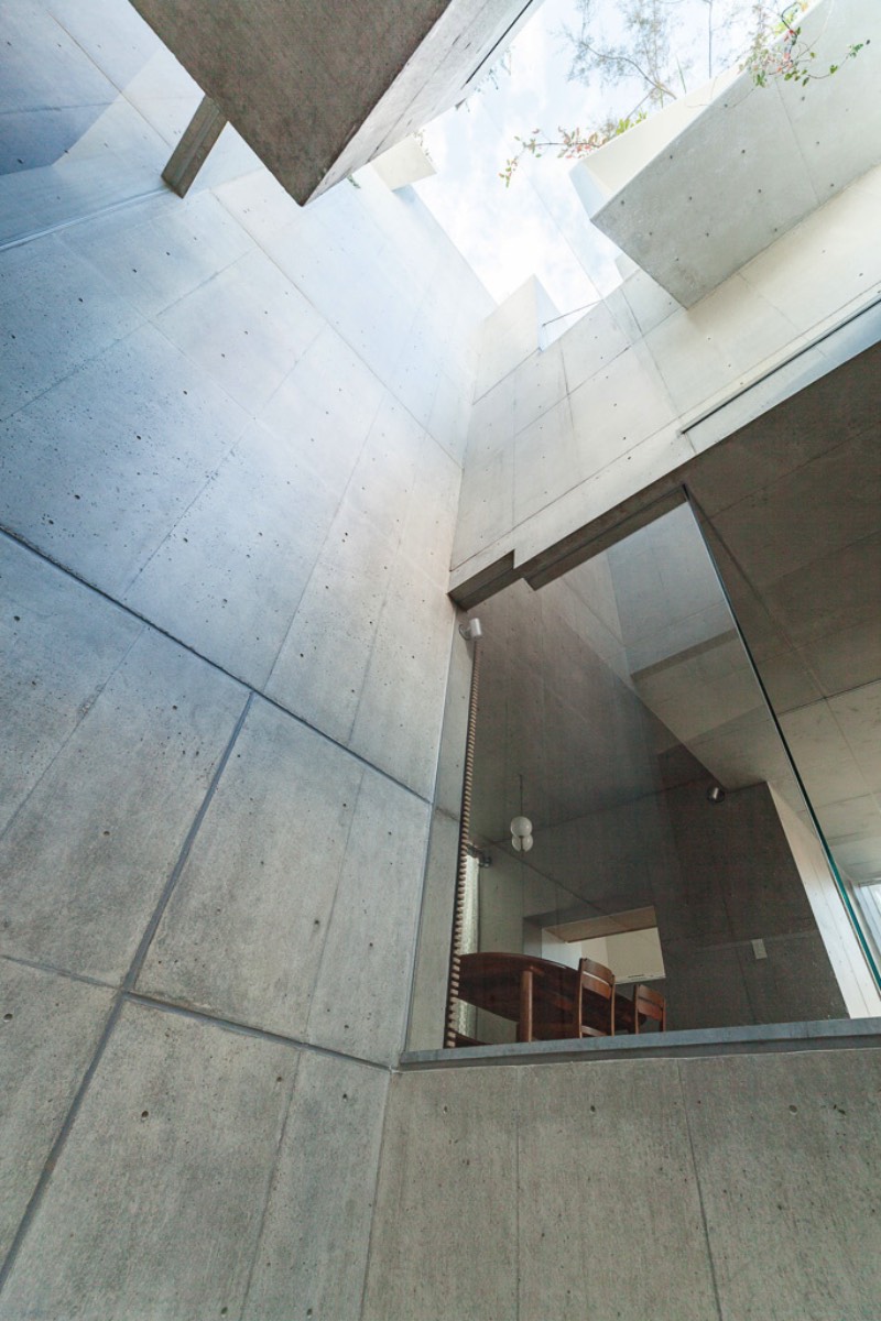 O arquiteto japonês Akihisa Hirata completou um projeto de uma residência de vários andares no distrito de Otsuka em Tóquio. Esse projeto é mais um dos seus trabalhos que misturam arquitetura com inúmeras referências a natureza. Tree-Ness House foi o nome que esse projeto acabou recebendo e você pode entender o motivo desse nome nas imagens que selecionei abaixo.