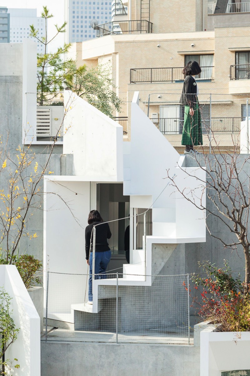 O arquiteto japonês Akihisa Hirata completou um projeto de uma residência de vários andares no distrito de Otsuka em Tóquio. Esse projeto é mais um dos seus trabalhos que misturam arquitetura com inúmeras referências a natureza. Tree-Ness House foi o nome que esse projeto acabou recebendo e você pode entender o motivo desse nome nas imagens que selecionei abaixo.