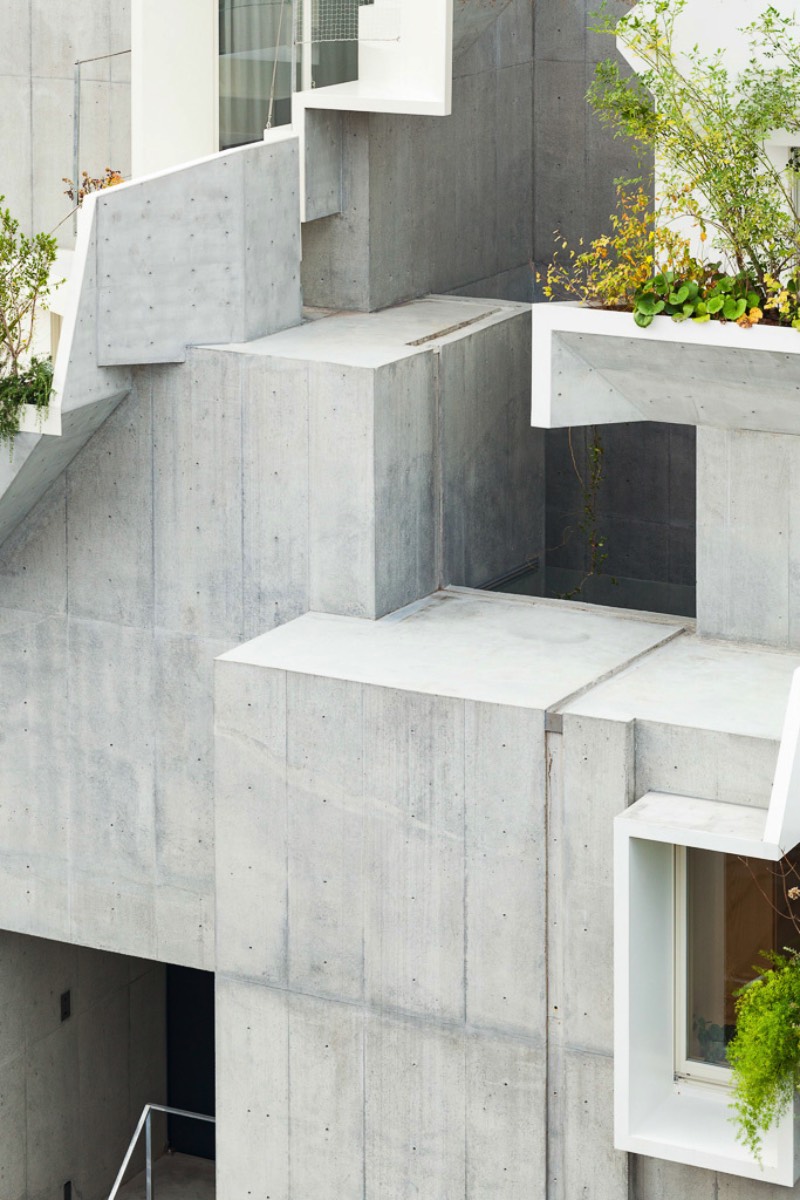 O arquiteto japonês Akihisa Hirata completou um projeto de uma residência de vários andares no distrito de Otsuka em Tóquio. Esse projeto é mais um dos seus trabalhos que misturam arquitetura com inúmeras referências a natureza. Tree-Ness House foi o nome que esse projeto acabou recebendo e você pode entender o motivo desse nome nas imagens que selecionei abaixo.