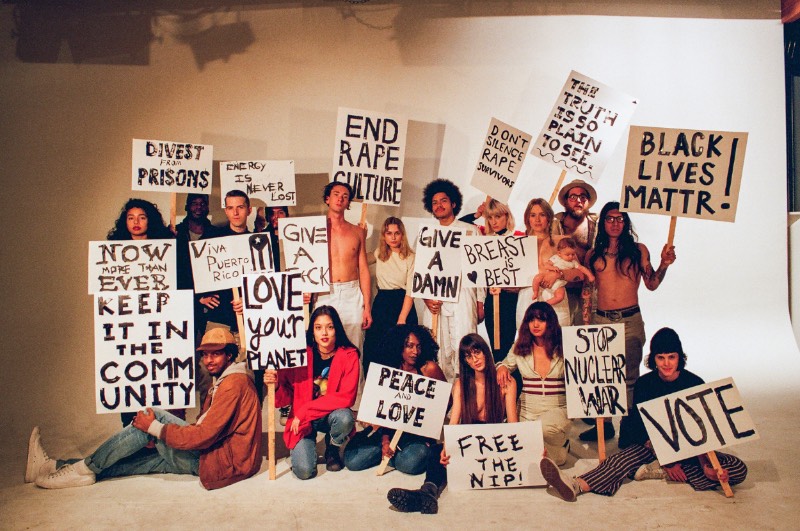 As imagens criadas por Amanda Leigh Smith me levam para uma época que não existe mais. Uma época que parece mais com os anos de rebeldia que foram capturados em filmes como Easy Rider do que com qualquer coisa que vejo por ai nos dias de hoje. Porém, as fotografias que você pode ver aqui foram criadas por uma fotógrafa de menos de 30 anos que não havia nascido nessa época. Mas isso não faz diferença alguma. 