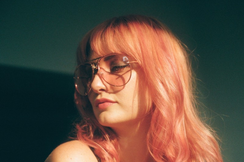 As imagens criadas por Amanda Leigh Smith me levam para uma época que não existe mais. Uma época que parece mais com os anos de rebeldia que foram capturados em filmes como Easy Rider do que com qualquer coisa que vejo por ai nos dias de hoje. Porém, as fotografias que você pode ver aqui foram criadas por uma fotógrafa de menos de 30 anos que não havia nascido nessa época. Mas isso não faz diferença alguma. 