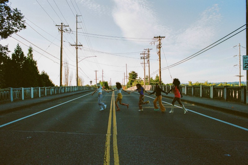 As imagens criadas por Amanda Leigh Smith me levam para uma época que não existe mais. Uma época que parece mais com os anos de rebeldia que foram capturados em filmes como Easy Rider do que com qualquer coisa que vejo por ai nos dias de hoje. Porém, as fotografias que você pode ver aqui foram criadas por uma fotógrafa de menos de 30 anos que não havia nascido nessa época. Mas isso não faz diferença alguma. 