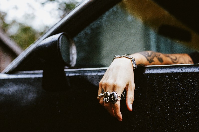As imagens criadas por Amanda Leigh Smith me levam para uma época que não existe mais. Uma época que parece mais com os anos de rebeldia que foram capturados em filmes como Easy Rider do que com qualquer coisa que vejo por ai nos dias de hoje. Porém, as fotografias que você pode ver aqui foram criadas por uma fotógrafa de menos de 30 anos que não havia nascido nessa época. Mas isso não faz diferença alguma. 