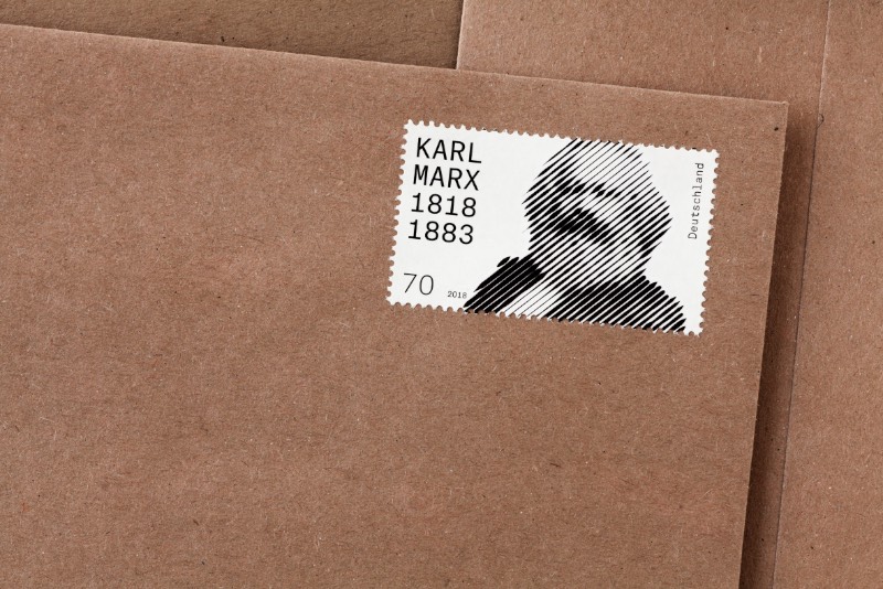 O serviço de correios da Alemanha resolveu lançar um selo celebrando os 200 anos do nascimento de Karl Marx, um dos filósofos mais importantes do país. Esse selo foi criado pelo artista visual Thomas Mayfried que ganhou uma competição aberta criada pelo Ministério Federal das Finanças da Alemanha. O selo tem uma estética abstrata e em preto e branco que foi baseada em uma icônica fotografia de Karl Marx feita em 1875 pelo fotógrafo inglês John Mayall. 