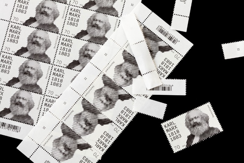 O serviço de correios da Alemanha resolveu lançar um selo celebrando os 200 anos do nascimento de Karl Marx, um dos filósofos mais importantes do país. Esse selo foi criado pelo artista visual Thomas Mayfried que ganhou uma competição aberta criada pelo Ministério Federal das Finanças da Alemanha. O selo tem uma estética abstrata e em preto e branco que foi baseada em uma icônica fotografia de Karl Marx feita em 1875 pelo fotógrafo inglês John Mayall. 
