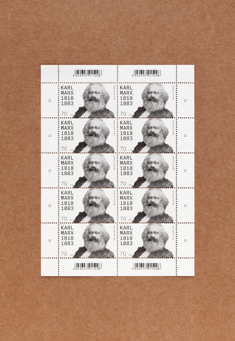 O serviço de correios da Alemanha resolveu lançar um selo celebrando os 200 anos do nascimento de Karl Marx, um dos filósofos mais importantes do país. Esse selo foi criado pelo artista visual Thomas Mayfried que ganhou uma competição aberta criada pelo Ministério Federal das Finanças da Alemanha. O selo tem uma estética abstrata e em preto e branco que foi baseada em uma icônica fotografia de Karl Marx feita em 1875 pelo fotógrafo inglês John Mayall. 