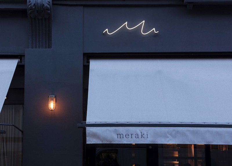 Na região de Fitzrovia, em Londres, existe um novo restaurante contemporâneo grego cujo cardápio é inspirado na vida nas ilhas. Essa restaurante recebeu o nome de Meraki e o trabalho de criação de identidade visual caiu nas mãos do pessoal do estúdio Dutchscot e eles desenvolveram tudo que você pode ver logo abaixo. 