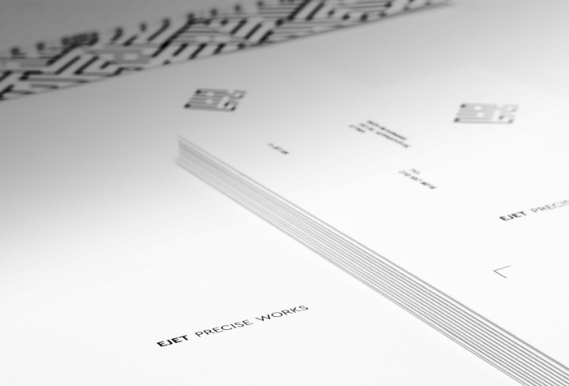 E-Jet é uma empresa especializada em corte, usinagem e moldagem de materiais utilizando máquinas de alta precisão. E foi isso que inspirou o trabalho de design de identidade visual feito pelo Luminous Design Group. 