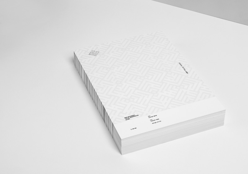 E-Jet é uma empresa especializada em corte, usinagem e moldagem de materiais utilizando máquinas de alta precisão. E foi isso que inspirou o trabalho de design de identidade visual feito pelo Luminous Design Group. 