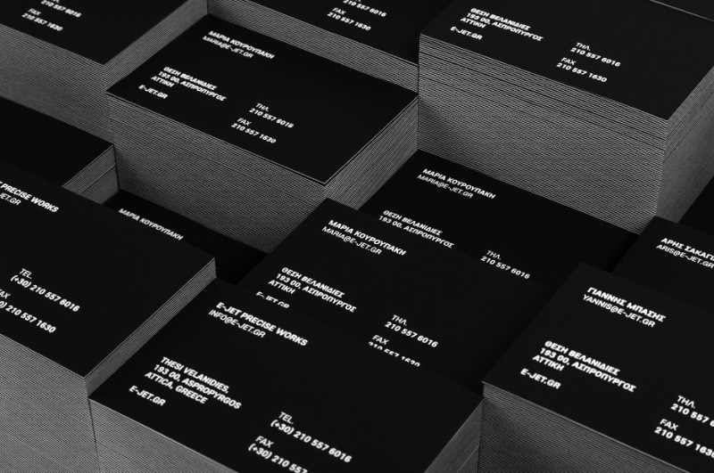 E-Jet é uma empresa especializada em corte, usinagem e moldagem de materiais utilizando máquinas de alta precisão. E foi isso que inspirou o trabalho de design de identidade visual feito pelo Luminous Design Group. 