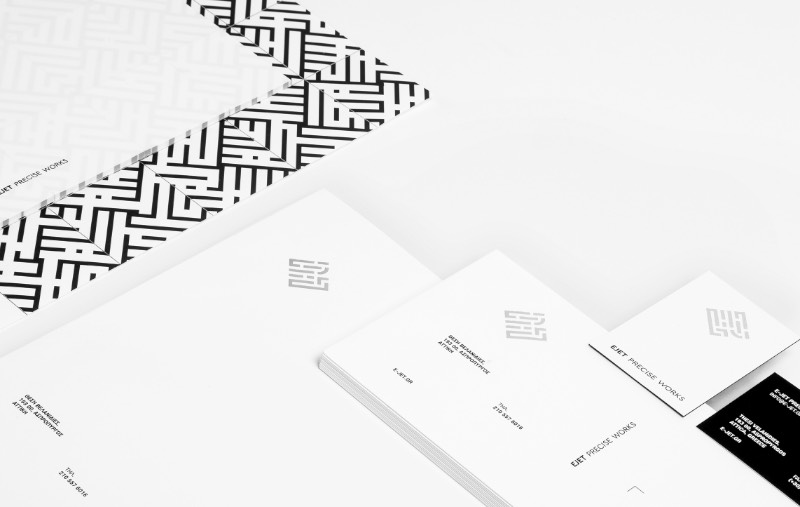 E-Jet é uma empresa especializada em corte, usinagem e moldagem de materiais utilizando máquinas de alta precisão. E foi isso que inspirou o trabalho de design de identidade visual feito pelo Luminous Design Group. 