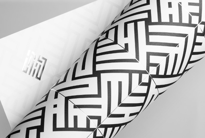 E-Jet é uma empresa especializada em corte, usinagem e moldagem de materiais utilizando máquinas de alta precisão. E foi isso que inspirou o trabalho de design de identidade visual feito pelo Luminous Design Group. 