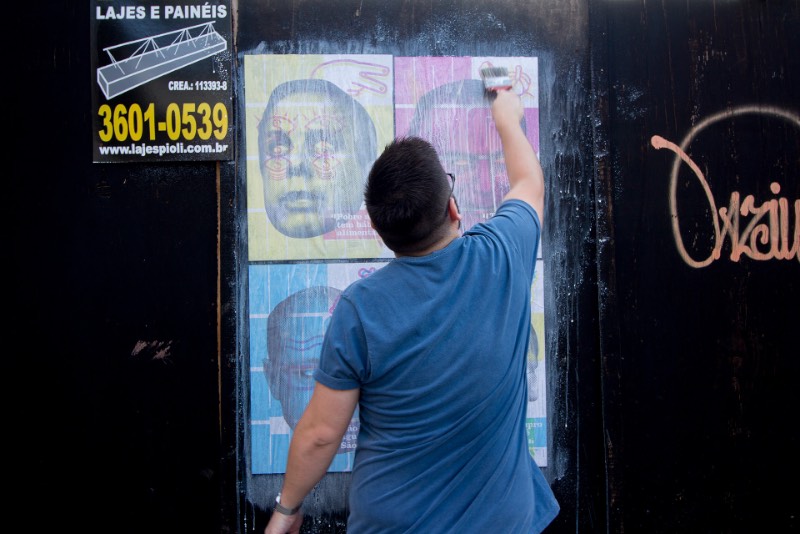 Inimigo Público é uma série de cartazes lambe-lambe criada pelo Vertentes Coletivo como uma série de posters de protesto e, também, de memória. Afinal, 2018 é um ano eleitoral e esse pode ser um dos anos mais desafiadores quando se trata de política no Brasil. 