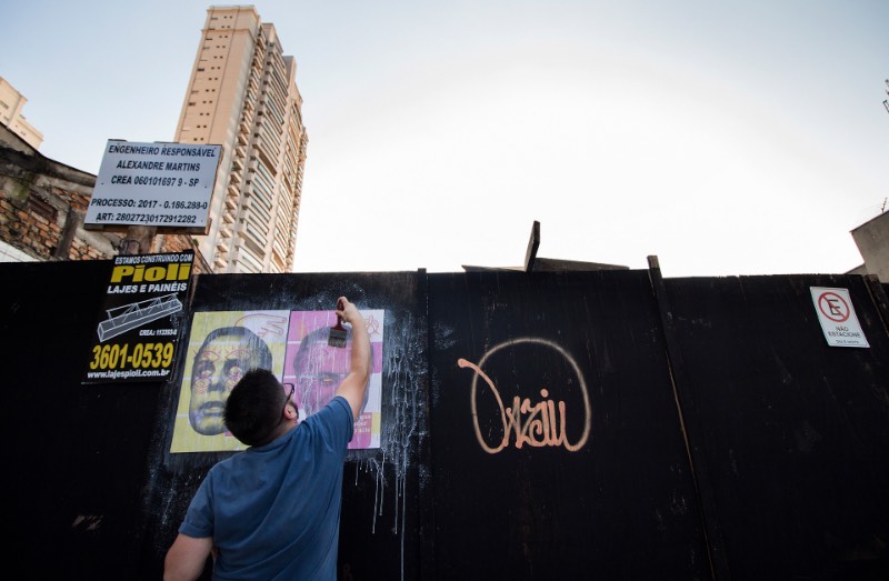 Inimigo Público é uma série de cartazes lambe-lambe criada pelo Vertentes Coletivo como uma série de posters de protesto e, também, de memória. Afinal, 2018 é um ano eleitoral e esse pode ser um dos anos mais desafiadores quando se trata de política no Brasil. 