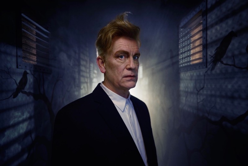 Existe uma série de fotografias chamada Psychogenic Fugue onde John Malkovich posa para seu amigo e colaborador Sandro Miller. Isso só seria interessante para algumas pessoas se não fosse a temática das fotos já que John Malkovich está posando como diferentes personagens do universo de David Lynch.