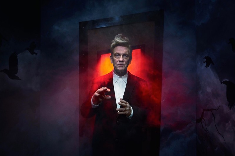 Existe uma série de fotografias chamada Psychogenic Fugue onde John Malkovich posa para seu amigo e colaborador Sandro Miller. Isso só seria interessante para algumas pessoas se não fosse a temática das fotos já que John Malkovich está posando como diferentes personagens do universo de David Lynch. 