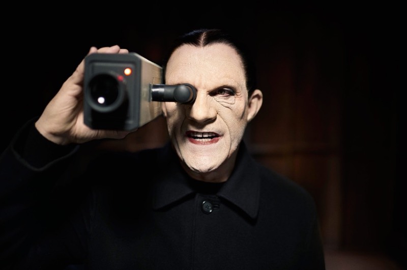 Existe uma série de fotografias chamada Psychogenic Fugue onde John Malkovich posa para seu amigo e colaborador Sandro Miller. Isso só seria interessante para algumas pessoas se não fosse a temática das fotos já que John Malkovich está posando como diferentes personagens do universo de David Lynch. 