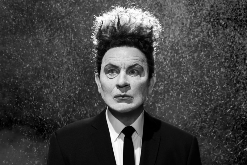 Existe uma série de fotografias chamada Psychogenic Fugue onde John Malkovich posa para seu amigo e colaborador Sandro Miller. Isso só seria interessante para algumas pessoas se não fosse a temática das fotos já que John Malkovich está posando como diferentes personagens do universo de David Lynch.